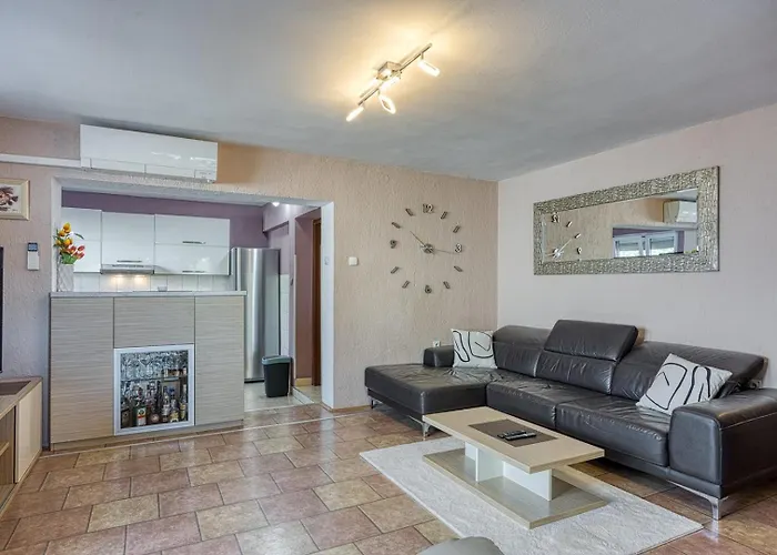 Four-bedroom Magnolija Апартаменти Пореч