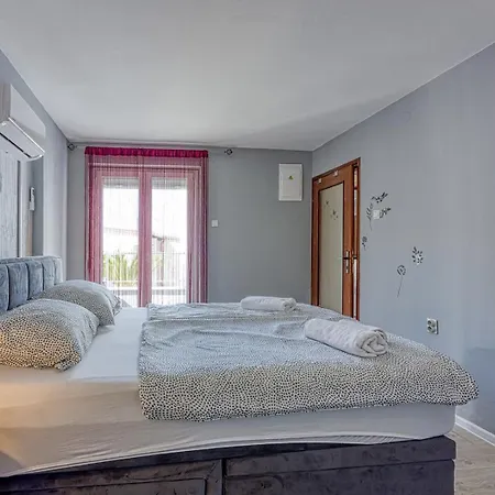 Four-bedroom Magnolija Apartment Porec